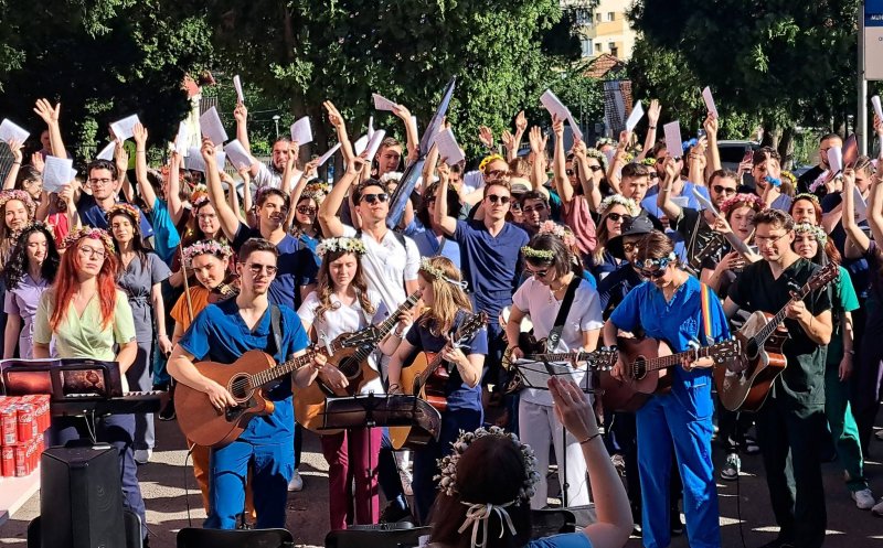 Clujul răsună de serenade! Absolvenții UMF își iau rămas-bun de la anii de facultate
