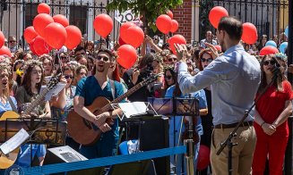 Clujul răsună de serenade! Absolvenții UMF își iau rămas-bun de la anii de facultate