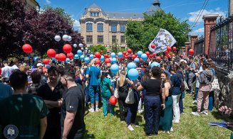 Clujul răsună de serenade! Absolvenții UMF își iau rămas-bun de la anii de facultate