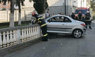 Șofer rupt de beat a intrat cu mașina în gardul Căminului de Garnizoană din Dej