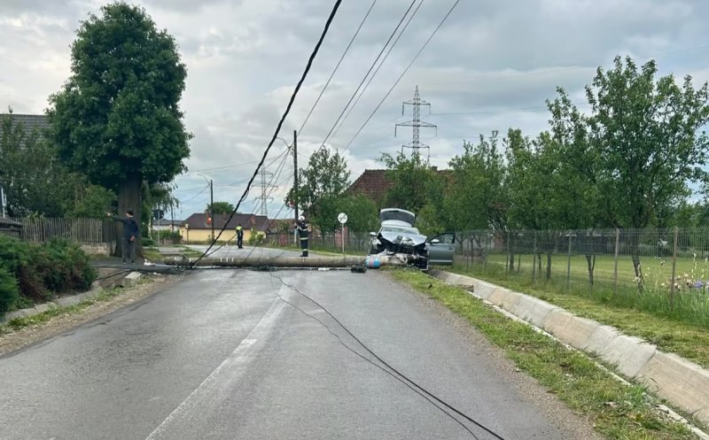 Accident grav pe un drum din Cluj. Mașină intrată într-un stâlp și un copil de 9 ani rănit