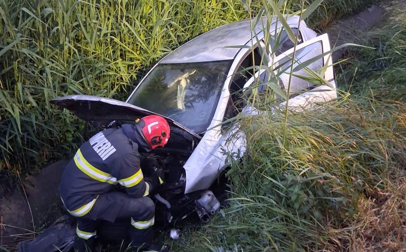 ACCIDENT în Cluj: Mașină în șanț și victimă extrasă cu descarcerarea / Ce a transmis Poliția