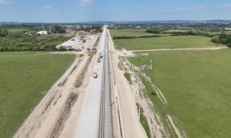Calea ferată Cluj–Oradea trebuia să fie gata în 2026, dar realitatea din teren e alta. Noul termen de finalizare