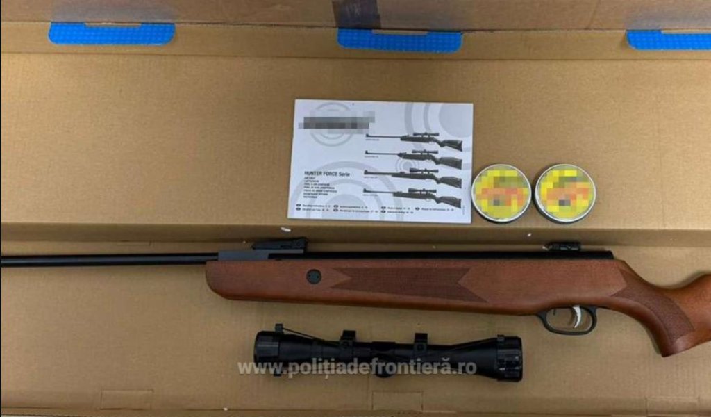 Armă cu aer comprimat și muniție, descoperite într-un colet la Aeroportul Cluj