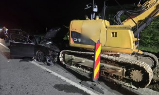 ACCIDENT în Cluj: 5 tineri s-au înfipt cu mașina într-un buldoexcavator parcat pe drumul Sfântul Ioan