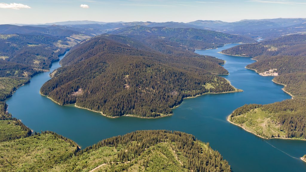 Bijuteria din Apusenii Clujului: imagini spectaculoase cu Lacul Beliș-Fântânele și peisajele de poveste care-l înconjoară