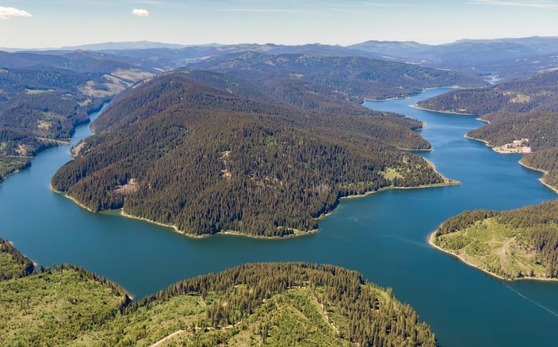 Bijuteria din Apusenii Clujului: imagini spectaculoase cu Lacul Beliș-Fântânele și peisajele de poveste care-l înconjoară