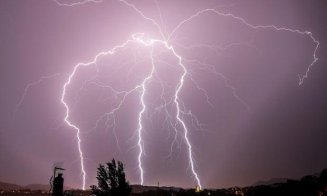 COD PORTOCALIU de vreme severă în Cluj: furtună puternică, descărcări electrice și risc de grindină