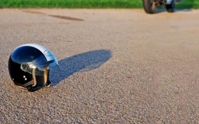 Ce înseamnă dacă vezi o cască moto pe marginea drumului. Semnal important pentru șoferi și motocicliști