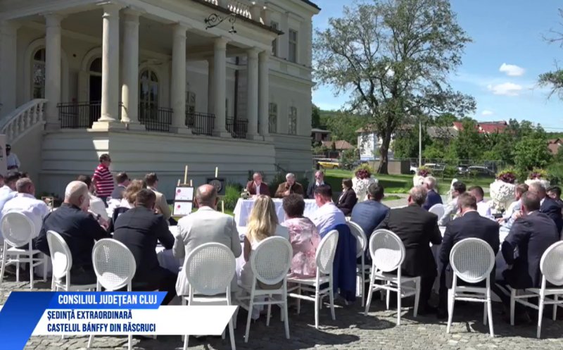 Consilierii județeni ai Clujului au ieșit din birouri: ședință în curtea Castelului Bánffy, proaspăt premiat la nivel european