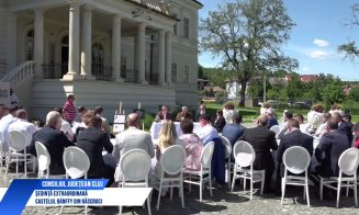 Consilierii județeni ai Clujului au ieșit din birouri: ședință în curtea Castelului Bánffy, proaspăt premiat la nivel european