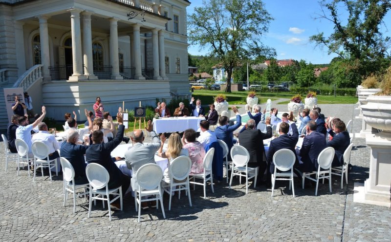 Consilierii județeni ai Clujului au ieșit din birouri: ședință în curtea Castelului Bánffy, proaspăt premiat la nivel european