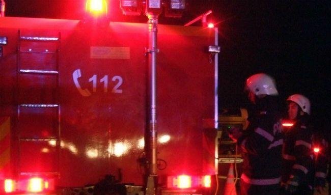 Incendiu violent în Cluj: flăcările au cuprins acoperișul unei cabane în construcție