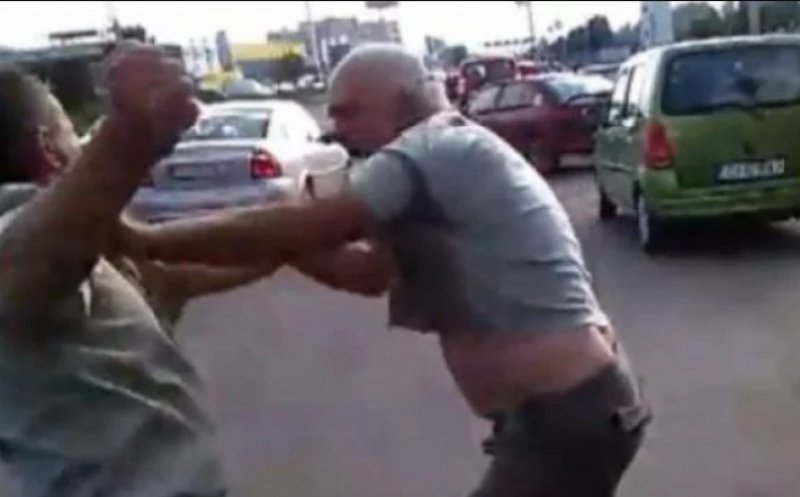 Bătaie în trafic între doi șoferi clujeni, în plină zi, lângă o școală: au coborât din mașini și au început scandalul. Ce a urmat