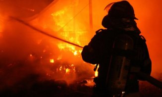 INCENDIU într-o gospodărie din județul Cluj. Proprietarul s-a grăbit să își salveze animalele