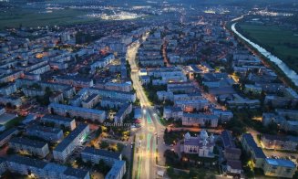 Continuă lucrările de modernizare a iluminatului public în Turda. Așa arată până acum