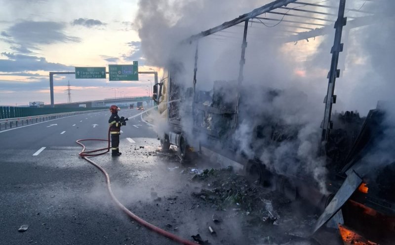 Remorca unui TIR s-a făcut scrum pe Autostrada A10 în județul Cluj / 2 canistre cu benzină erau depozitate în interior