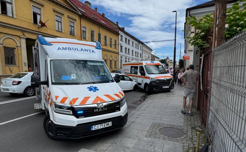 Coliziune puternică în centrul Clujului între o ambulanță și un autoturism. Patru persoane, inclusiv pacientul transportat, au primit îngrijiri medicale