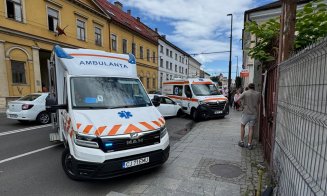 Coliziune puternică în centrul Clujului între o ambulanță și un autoturism. Patru persoane, inclusiv pacientul transportat, au primit îngrijiri medicale