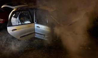 Mașină făcută scrum în urma unui incendiu. Pompierii clujeni au intervenit de urgență