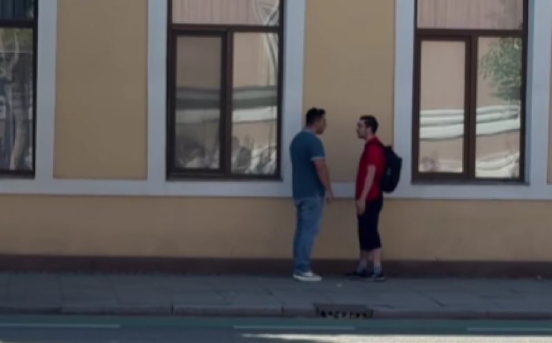 Altercație filmată în Cluj-Napoca, zona The Office: un șofer s-a dat jos din mașină și s-a luat de un pieton