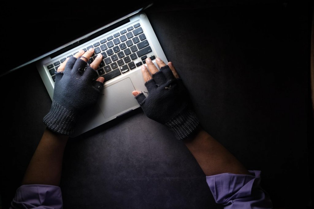 Atenție la „băncile” false! Cum au fost păcăliți clujenii să-și bage economiile în ATM-uri de criptomonede