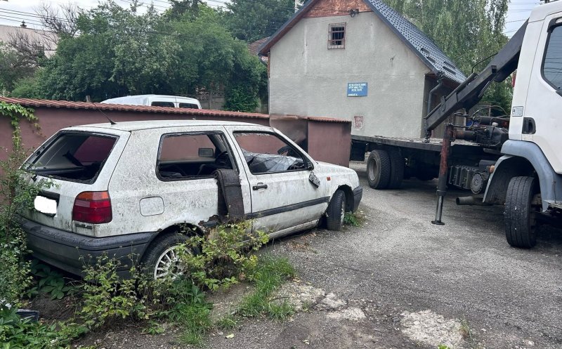 „Vânătoarea” mașinilor abandonate la Dej: Primăria a început ridicarea autoturismelor lăsate în paragină