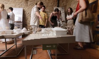 Arhitectură în armonie cu natura și cultura locului. Studenții UTCN expun la Cluj locuințe reimaginate din toate colțurile lumii