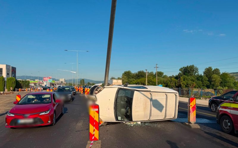 ACCIDENT pe Centura Metropolitană aflată în lucru: Mașină vs. stâlp de electricitate / Șoferii: 'Era o chestiune de timp. Stâlpul era lăsat în drum'