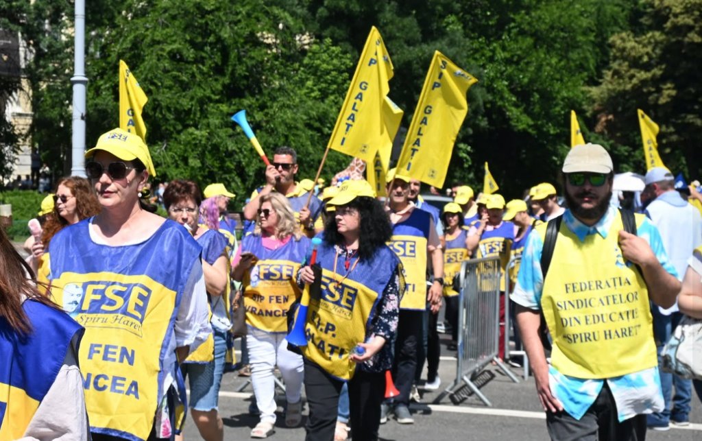 Sindicaliștii din educație ies din nou în stradă. Peste 160.000 de semnături strânse anti Legea Bolojan