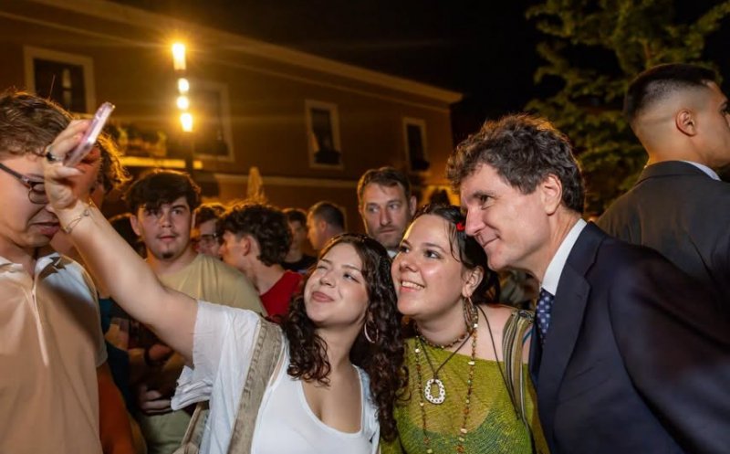 Nicușor Dan și-a postat iute pe Facebook mândrețea de ședință foto din centrul Clujului / S-a stat la coadă la sefie-uri