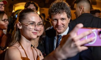 Nicușor Dan și-a postat iute pe Facebook mândrețea de ședință foto din centrul Clujului / S-a stat la coadă la sefie-uri