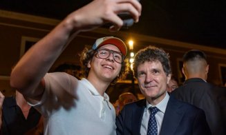Nicușor Dan și-a postat iute pe Facebook mândrețea de ședință foto din centrul Clujului / S-a stat la coadă la sefie-uri