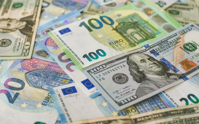 Curs valutar 25 iunie: Euro scade. Cum stau dolarul și aurul