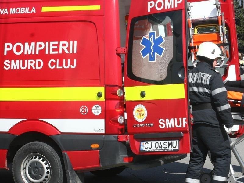 Intervenție de urgență în Cluj: trei persoane au primit îngrijiri medicale după coliziunea dintre un TIR și un autoturism