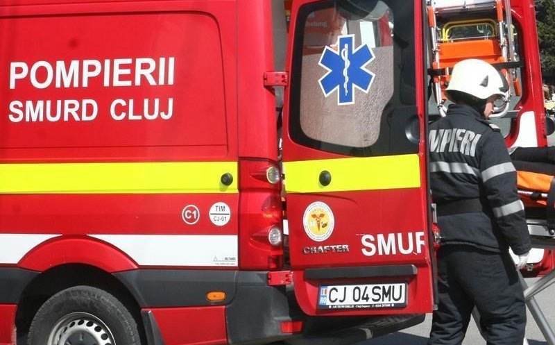 Intervenție de urgență în Cluj: trei persoane au primit îngrijiri medicale după coliziunea dintre un TIR și un autoturism
