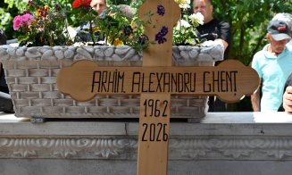 Sicriul cu trupul neînsuflețit al părintelui Alexandru Ghenț a fost purtat în jurul bisericii. Înhumat în pridvorul așezământului monahal din Feleacu