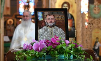 Sicriul cu trupul neînsuflețit al părintelui Alexandru Ghenț a fost purtat în jurul bisericii. Înhumat în pridvorul așezământului monahal din Feleacu