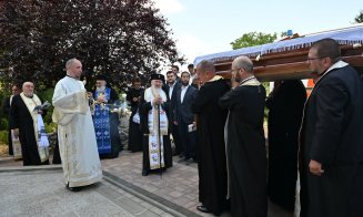 Sicriul cu trupul neînsuflețit al părintelui Alexandru Ghenț a fost purtat în jurul bisericii. Înhumat în pridvorul așezământului monahal din Feleacu