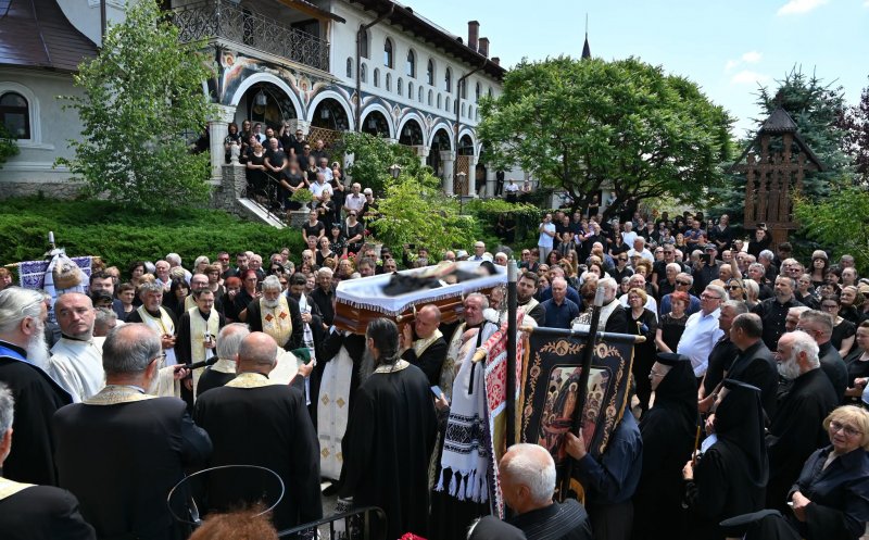Sicriul deschis, cu trupul neînsuflețit al părintelui Alexandru Ghenț, purtat în jurul bisericii. Înhumat în pridvorul așezământului monahal din Feleacu