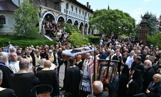 Sicriul deschis, cu trupul neînsuflețit al părintelui Alexandru Ghenț, purtat în jurul bisericii. Înhumat în pridvorul așezământului monahal din Feleacu