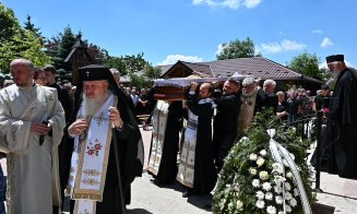 Sicriul cu trupul neînsuflețit al părintelui Alexandru Ghenț a fost purtat în jurul bisericii. Înhumat în pridvorul așezământului monahal din Feleacu