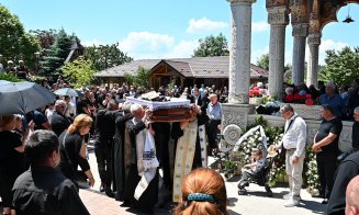 Sicriul cu trupul neînsuflețit al părintelui Alexandru Ghenț a fost purtat în jurul bisericii. Înhumat în pridvorul așezământului monahal din Feleacu