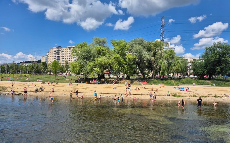 Plaja urbană din Cluj-Napoca, între răcorire GRATIS și pericol / Oamenii se întreabă cine verifică apa din Someș, pe care curg gunoaie din Florești