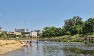 Plaja urbană din Cluj-Napoca, între răcorire GRATIS și pericol / Oamenii se întreabă cine verifică apa din Someș, pe care curg constant gunoaie din Fl