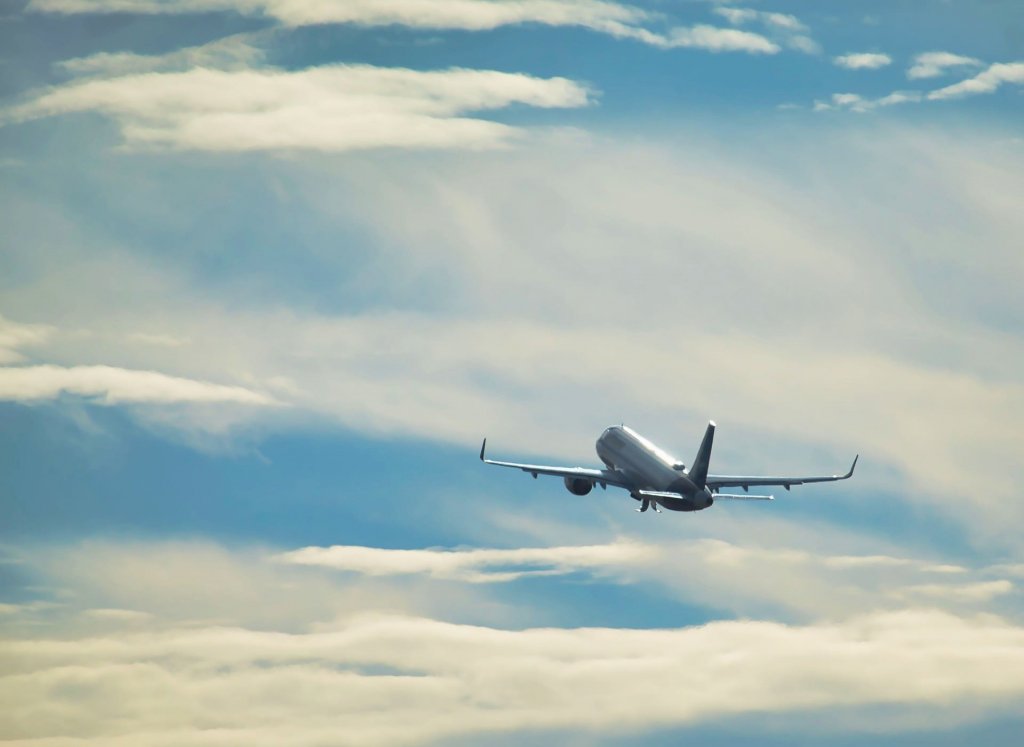 Schimbare importantă la o companie aeriană, cu zboruri și pe Aeroportul Cluj: părinții nu mai plătesc să stea lângă copii