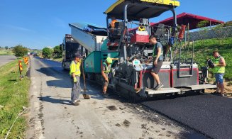 Se repară un nou drum județean din Cluj. Se toarnă și asfalt