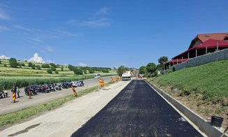 Se repară un nou drum județean din Cluj. Se toarnă și asfalt