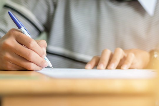 BAC 2026. Au început probele la Matematică sau Istorie, amânate din cauza caniculei