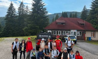 Cadru didactic lovit de trăznet în timp ce cobora cu un grup de 14 copii din Bugegi, de la Vârful Omu